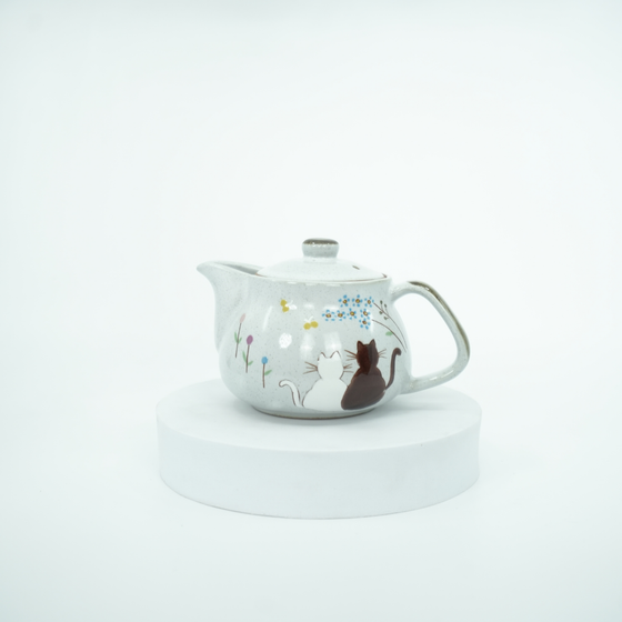 Atelier Yu Cats in a Sunny Spot Kutani Teapot